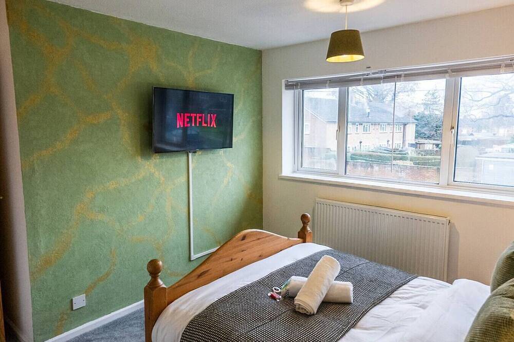 Cozy and Stylish stays at Maiden Lane in Crawley, West Sussex