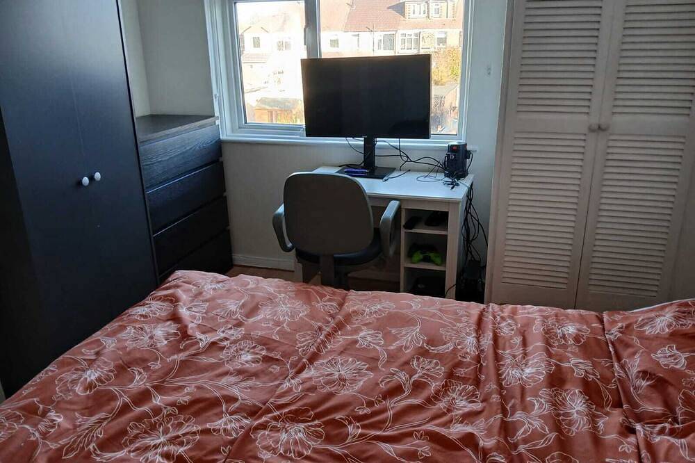 5 bedroom family home close to Gosport ferry to Portsmouth and the New Forrest in Gosport, Hampshire