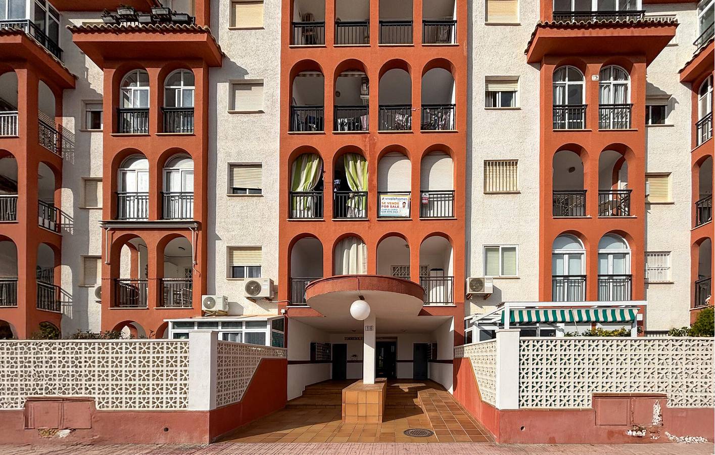 Entire holiday apartment, Beachside Apartment with Pool & Terrace, 2km to Beach in Las Calas, Torrevieja