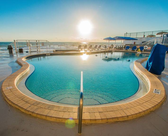 Vacation rental for 6 people, with balcony and pool as well as yard in Daytona Beach Shores