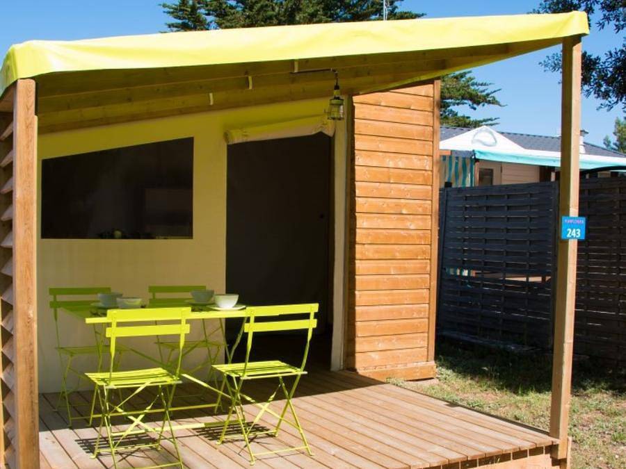 Flower Camping Les Paludiers - Glamping tent 4 persons - Funflower Standard 23m² (2 bedrooms) including 7m² covered terrace in Batz-sur-Mer, Côte d'Amour