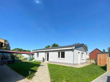 Ferienhaus für 4 Personen, mit Terrasse und Seeblick sowie Garten, kinderfreundlich in Mecklenburgische Seenplatte