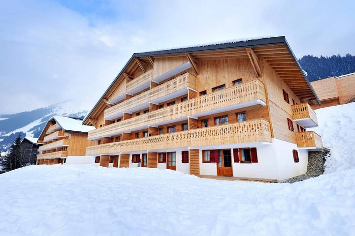 Parc de vacances pour 8 personnes, avec Balcon et Jacuzzi ainsi que Piscine et Sauna en Haute-Savoie