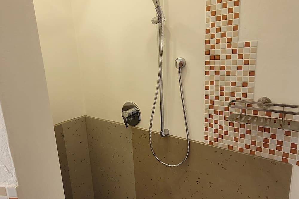 Ganze Wohnung, Große gemütliche Ferienwohnung für 2 Personen im 1.Og mit Blick ins Grüne . in Schondorf, Ammersee