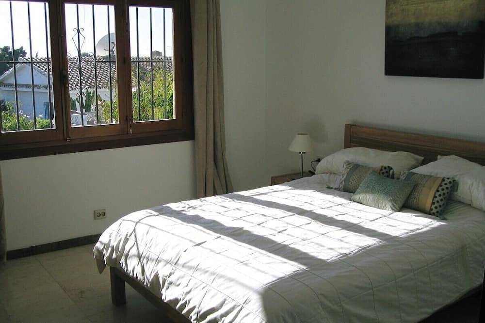 Magnificent seven bedroom detached villa in Nerja town with private pool in Playa de Burriana, Nerja