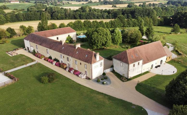 Location de vacances pour 18 personnes, avec Terrasse et Jardin ainsi que Piscine et Vue dans Feings