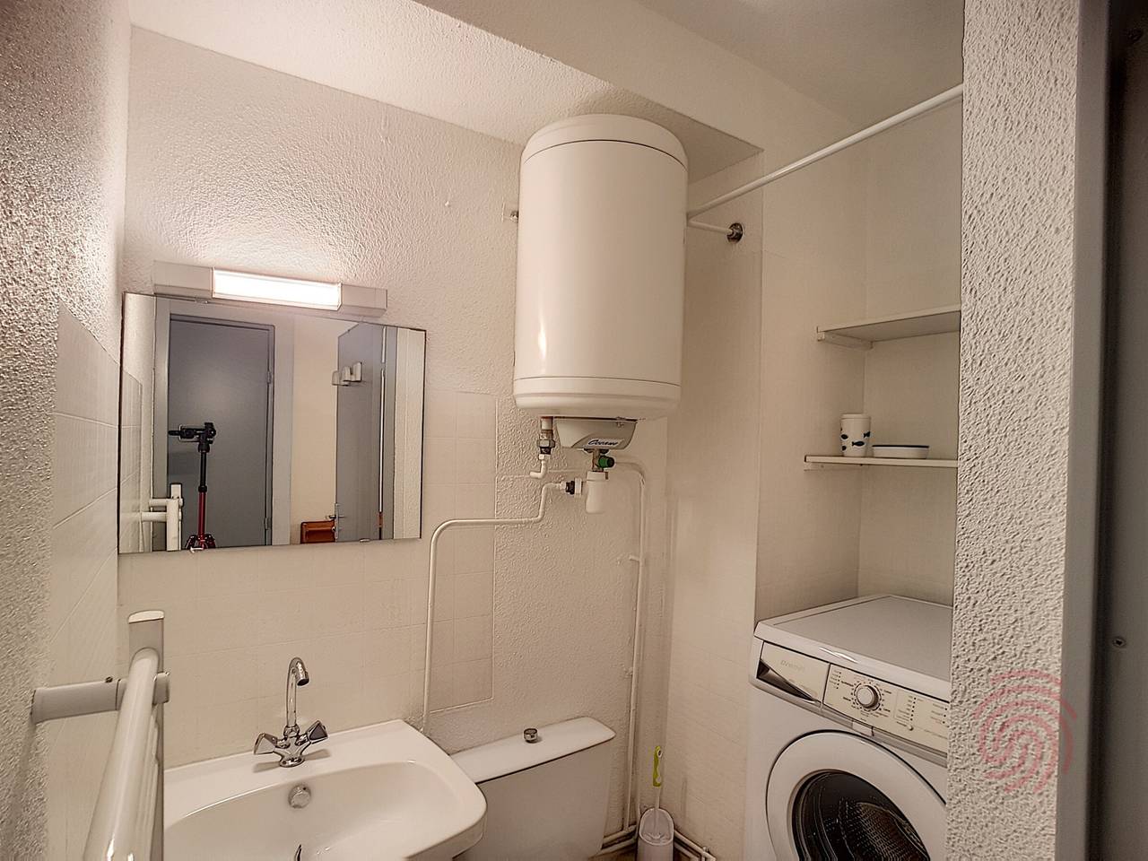 Appartement entier, Charmant F2 avec Balcons, Proche Thermes, Animaux Acceptés, Wifi, Ascenseur, Parking Gratuit in Lamalou-les-Bains, Région de Béziers