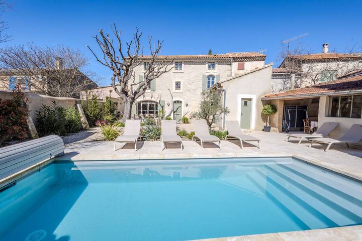 Location de vacances pour 8 personnes, avec jardin et terrasse à Maillane