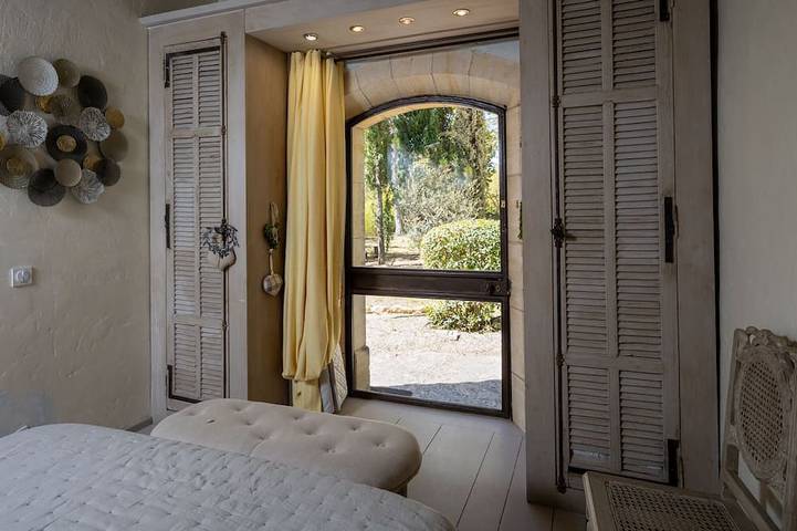 Gîte pour 2 personnes, avec terrasse ainsi que jardin et piscine à Lagnes - 4