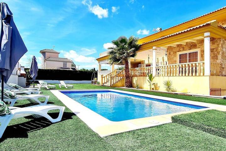 Chalet para 14 personas, con jardín y piscina en San Vicente del Raspeig