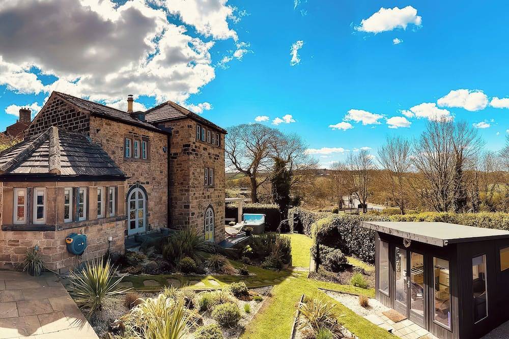 Dreamwood Cottage, pet friendly, with hot tub in Newmillerdam in Wakefield, Westliches Yorkshire