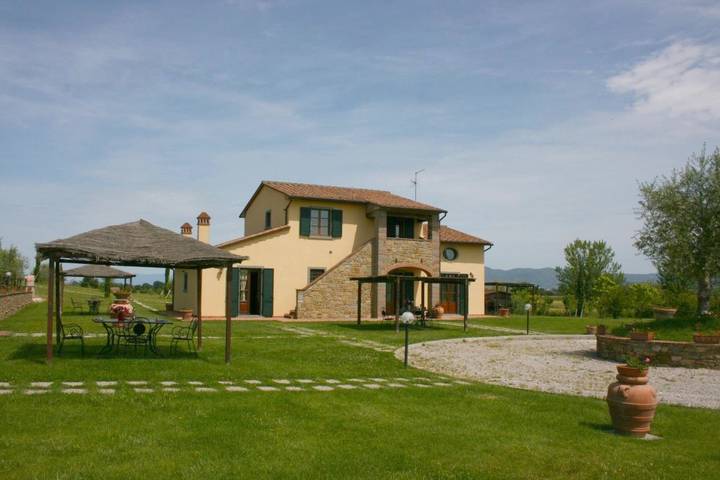Ferienwohnung für 4 Personen, mit Terrasse und Garten sowie Pool in Fratticciola