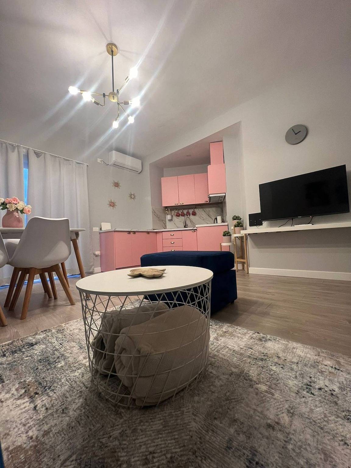 Ganze Wohnung, Charmantes Apartment in Tirana mit Blick auf die Stadt in Tiranë, Albanien
