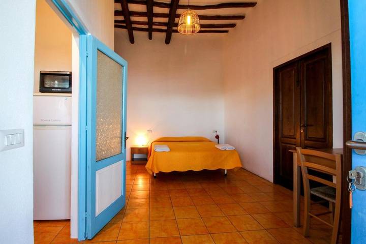 Gîte pour 2 personnes, avec terrasse ainsi que jardin et vue dans Stromboli - 3
