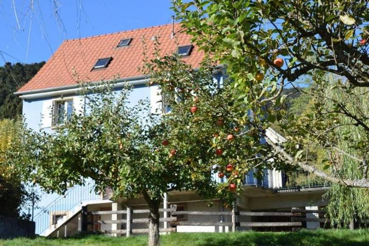 Gîte pour 3 personnes, avec Balcon et Terrasse ainsi que Jardin et Vue à Sondernach