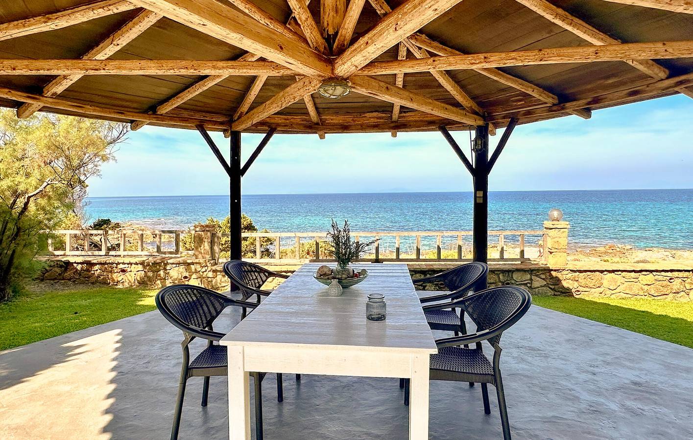 Ganze Ferienwohnung, Apartment mit Meerblick, Parkplatz, Terrasse und WiFi in Ileia