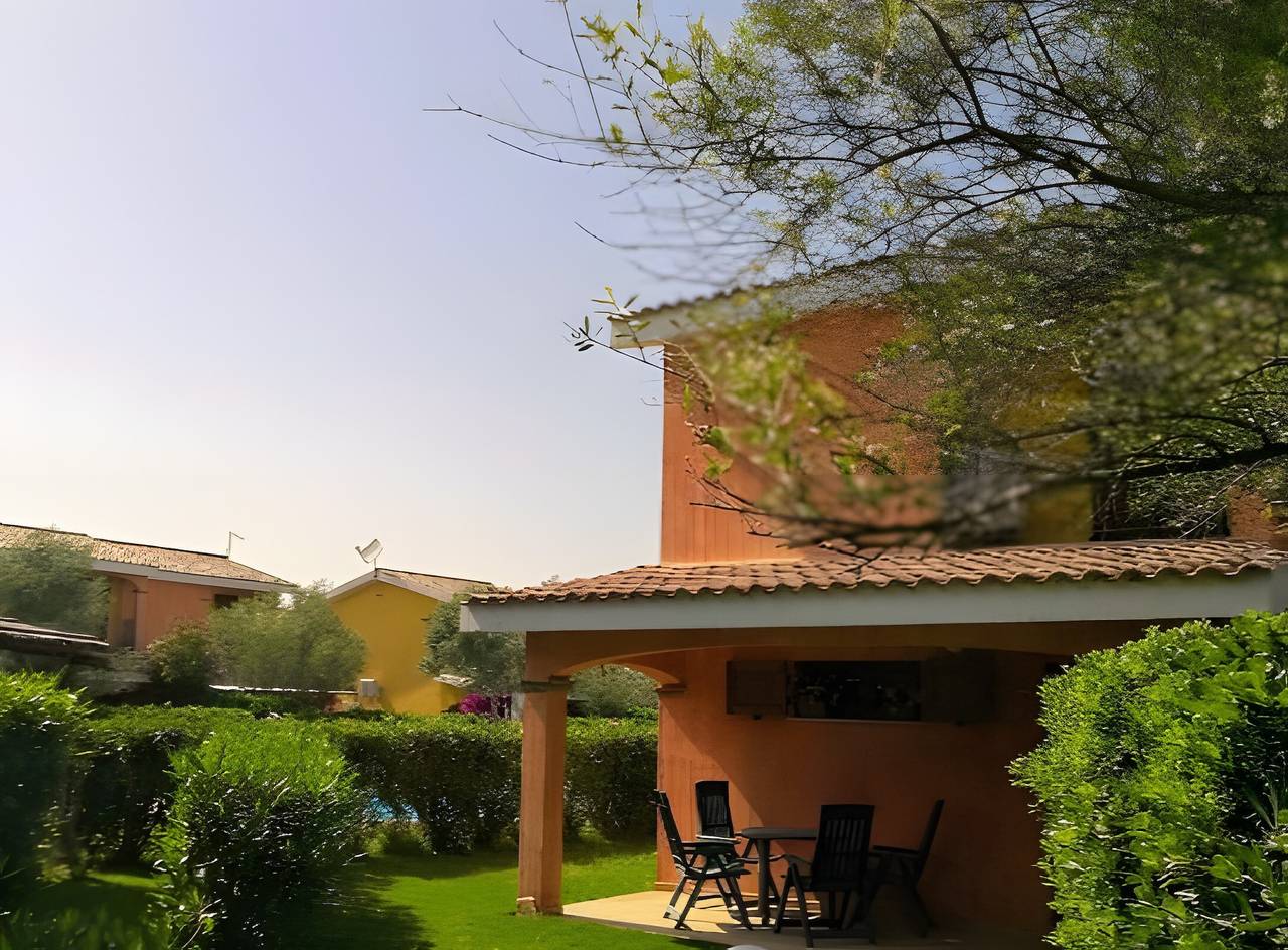 Villa 'Livia' con piscina comunitaria, terraza privada y jardín privado in Is Potettus, Porto Pino