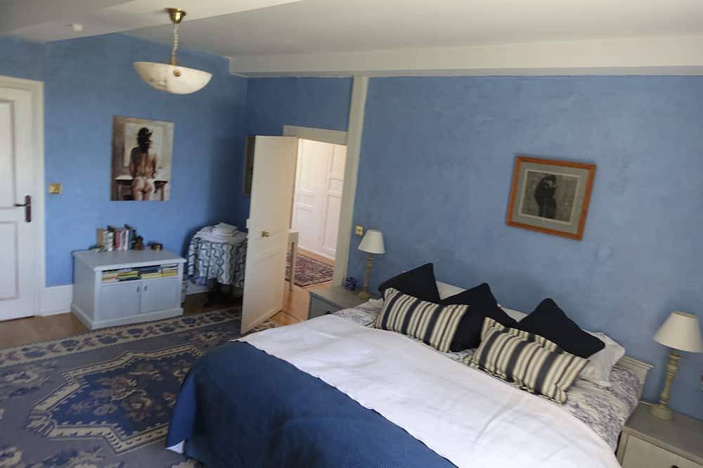 Chateau in Creuse with large swimming pool in Dontreix, Aubusson und Umgebung