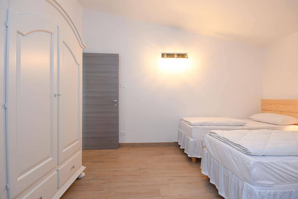 Directly on the lake with two bedrooms in Idro, Gardasee-Berge