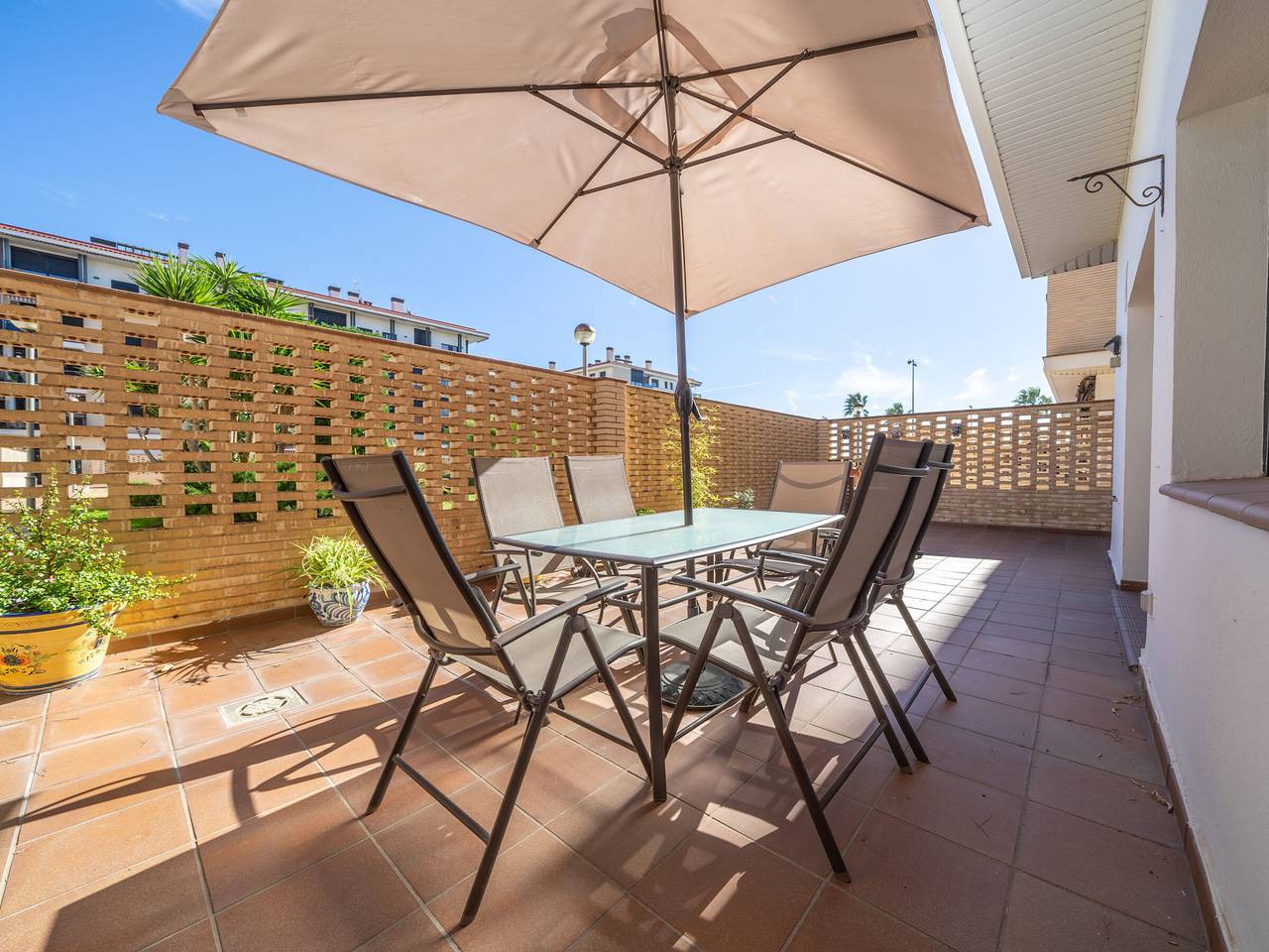 Ganze Wohnung, Modernes Apartment für 6 Personen in Strandnähe, mit Terrasse, Wlan und Parkplatz in Pineda de Mar, Costa del Maresme