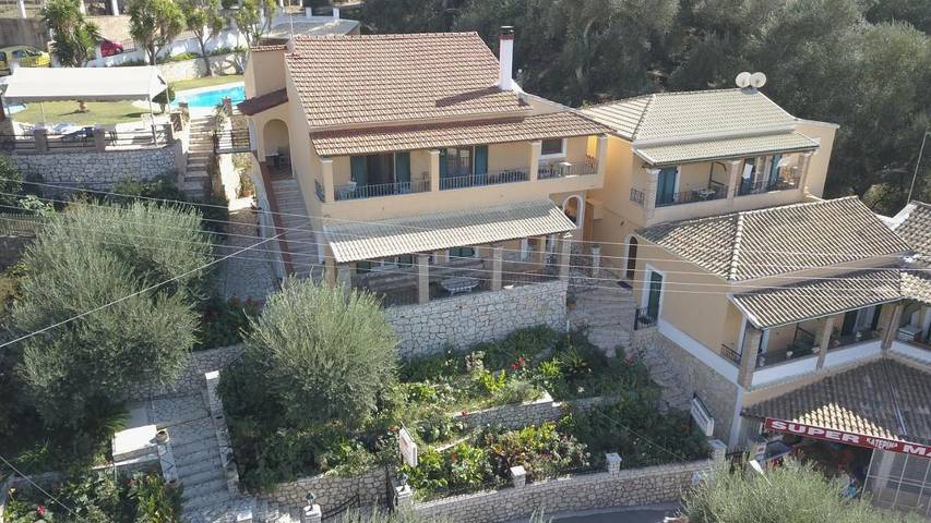Location de vacances pour 2 personnes, avec terrasse et piscine dans Liapádes - 4