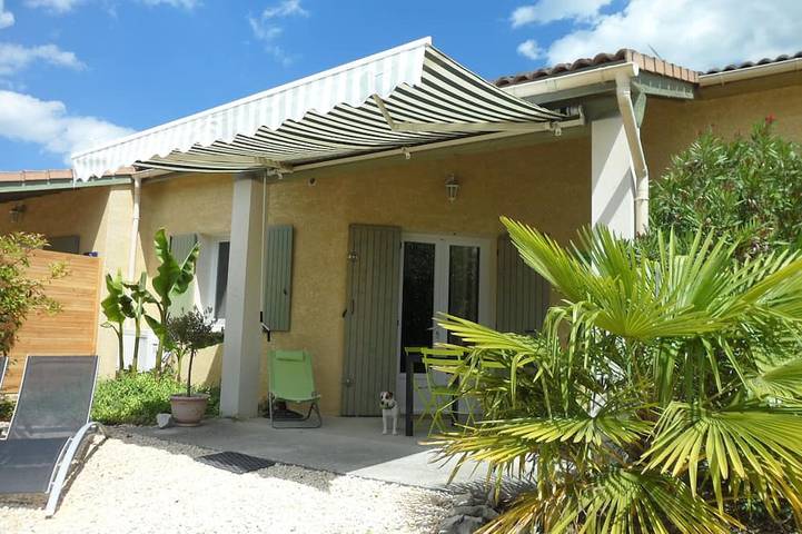 Gîte pour 4 personnes, avec Terrasse ainsi que Jardin et Piscine