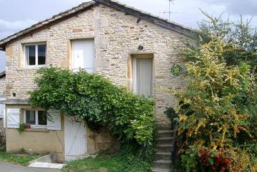 Gîte pour 4 personnes, avec jardin à Pommiers