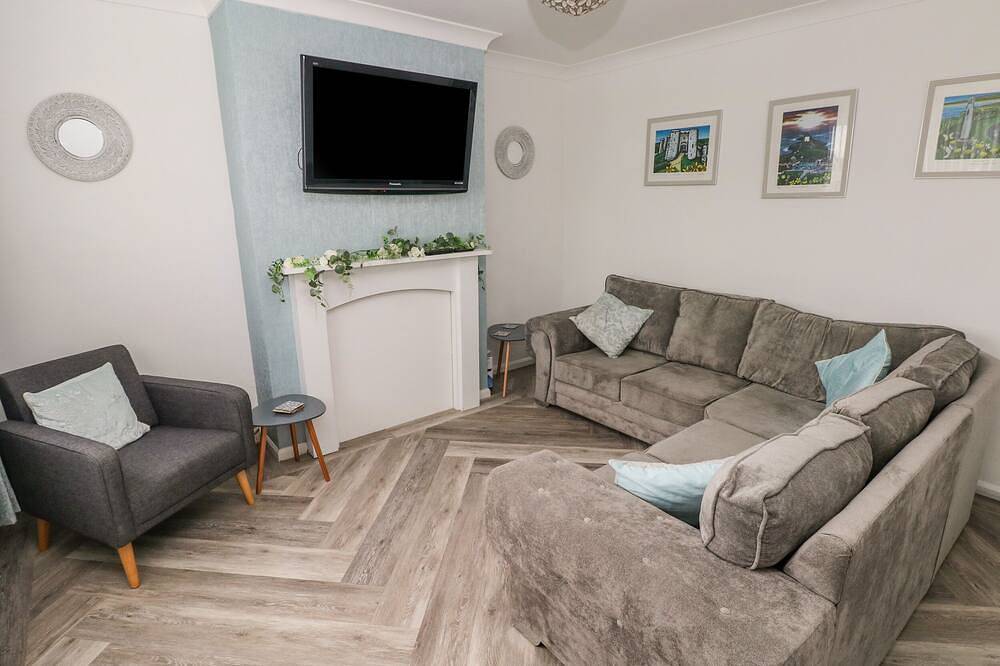 Cwtch Ar Y Mor, pet friendly, with hot tub in Burry Port in Burry Port, Carmarthenshire