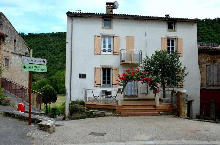 Location de vacances pour 8 personnes, avec terrasse, animaux acceptés à Comprégnac