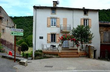Gîte pour 8 personnes, avec terrasse, animaux acceptés à Comprégnac