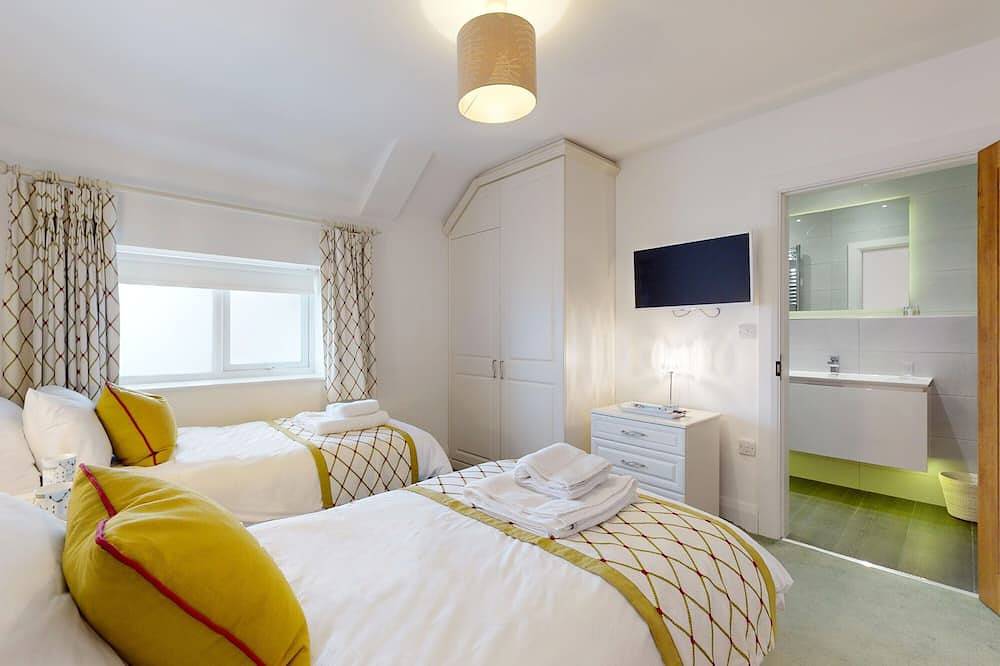 Waters Edge - Three Bedroom Cottage, Sleeps 6 in Deganwy, Conwy region