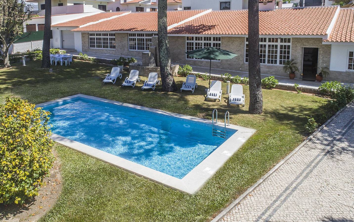 Grande Lisbon Coast Villa | 3 Bedrooms | Villa Maia | Private Pool & Large Garden Space | Aroeira in Aroeira, Corroios