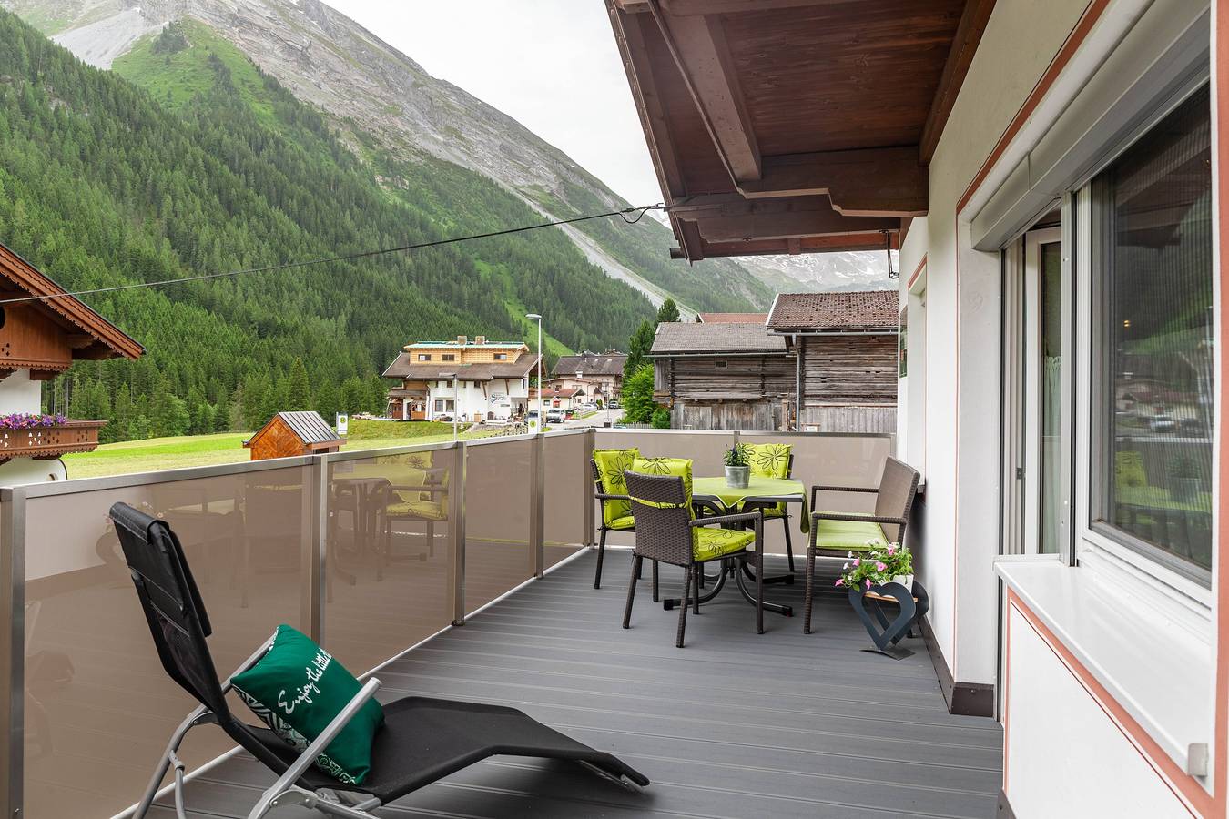 Ganze Wohnung, "Haus Alpenheim Ferienwohnung 3" mit Bergblick, Balkon & Wlan in Madseit, Hintertux