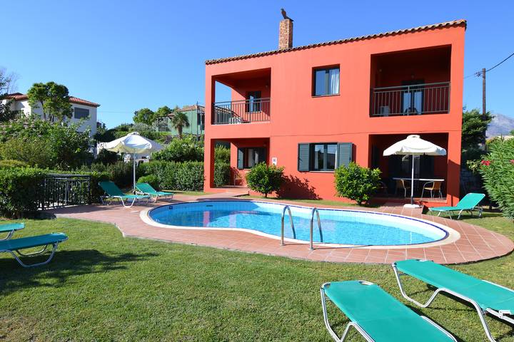 Villa for 8 people, with Balcony/Terrace and Garden as well as View in Heraklion
