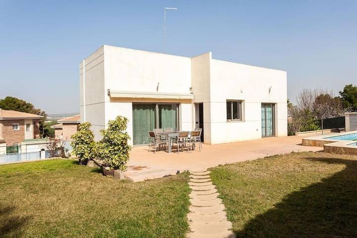 Casa de vacaciones para 6 personas, con vistas además de piscina y jardín - 1