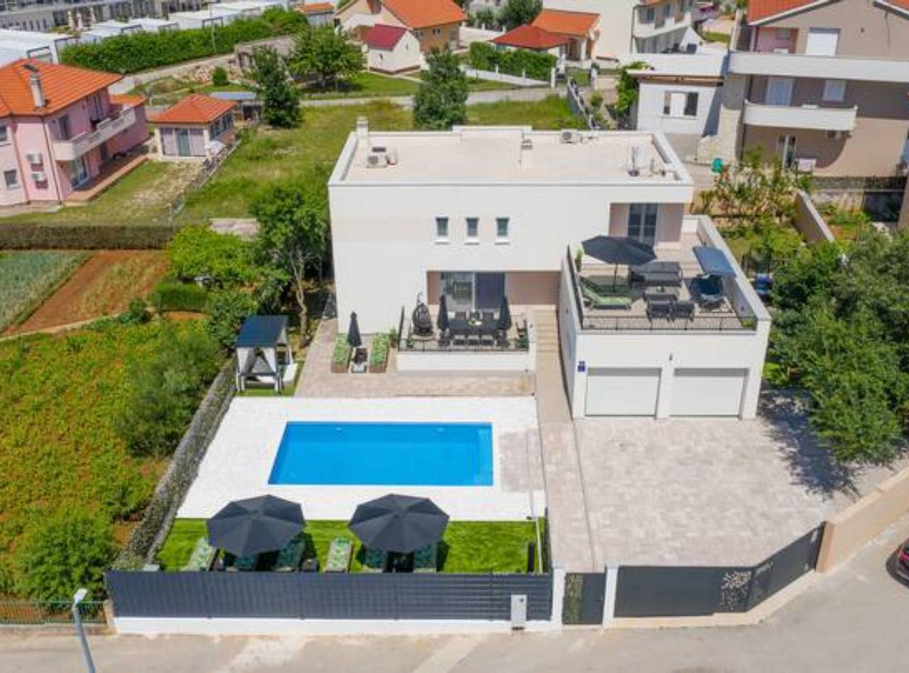 Five Bedroom Villa with Private Pool in Dalmatinisches Zagora