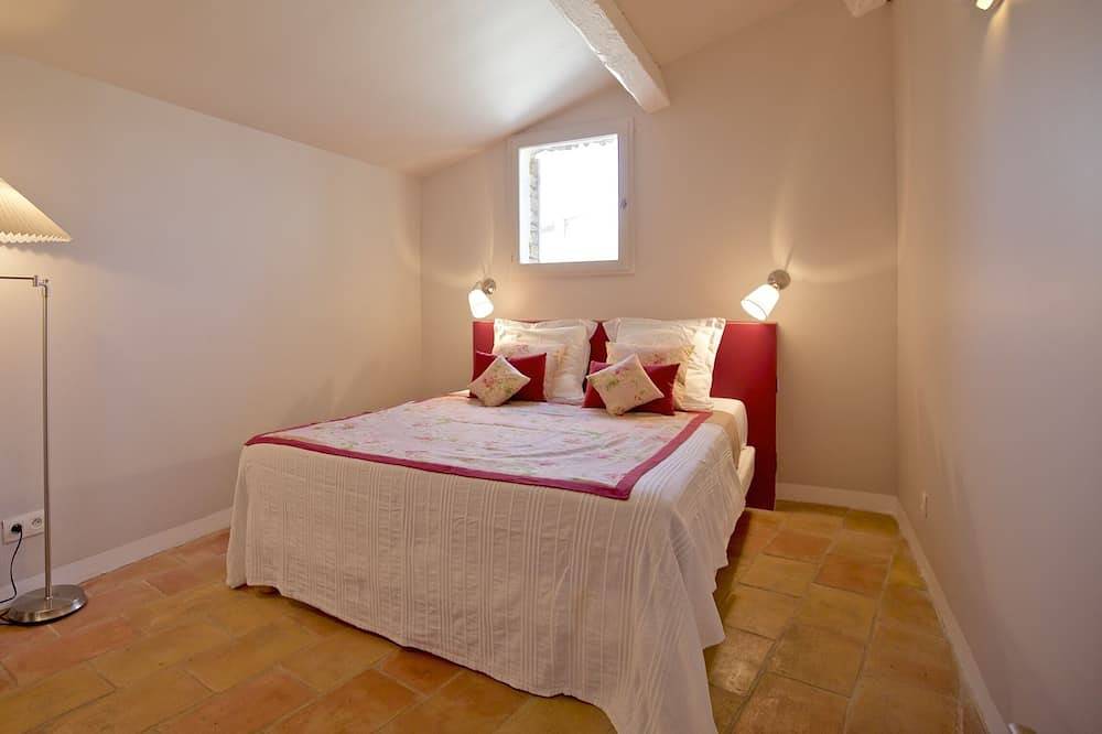 Pretty village house for 8 persons and pool secured with fence in Goult, Parc naturel régional du Luberon