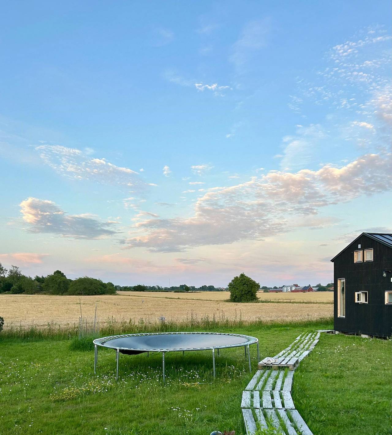 Kleines Haus zwischen Apfelbäumen in der Nähe des Vätternsees in Ödeshög, Vättern