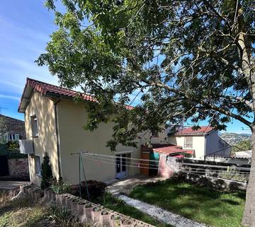 Gîte pour 6 personnes, avec vue et jardin à Veyre-Monton