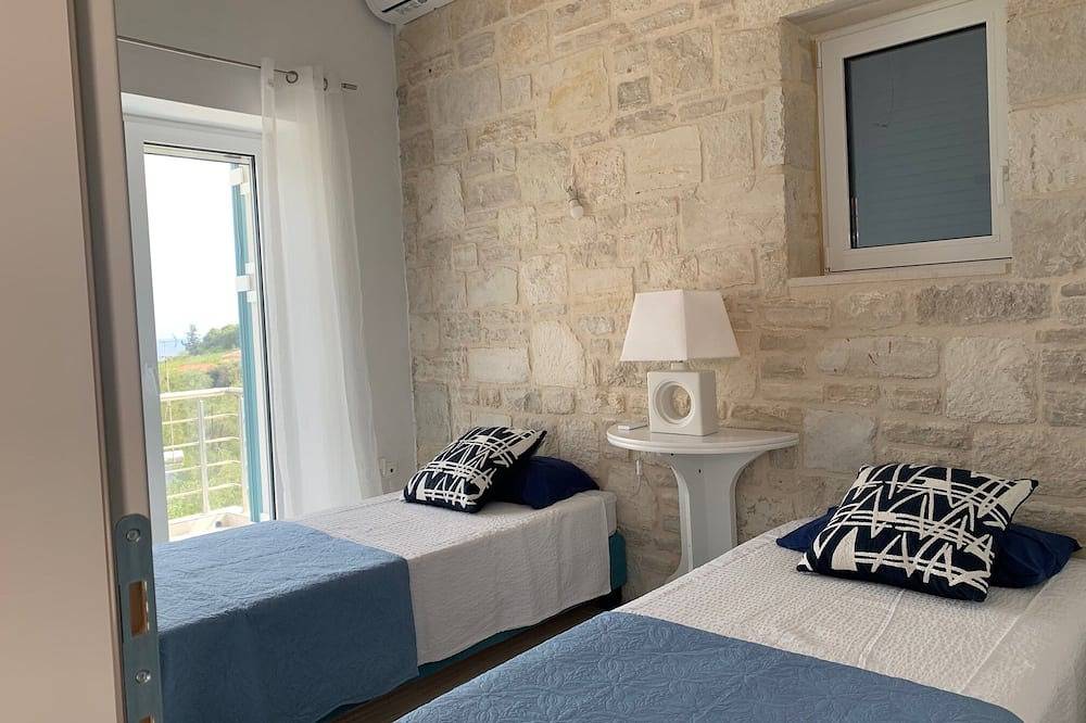 Facing the sea, in a peaceful setting, private pool in an olive grove in Vamos, Chania und Umgebung