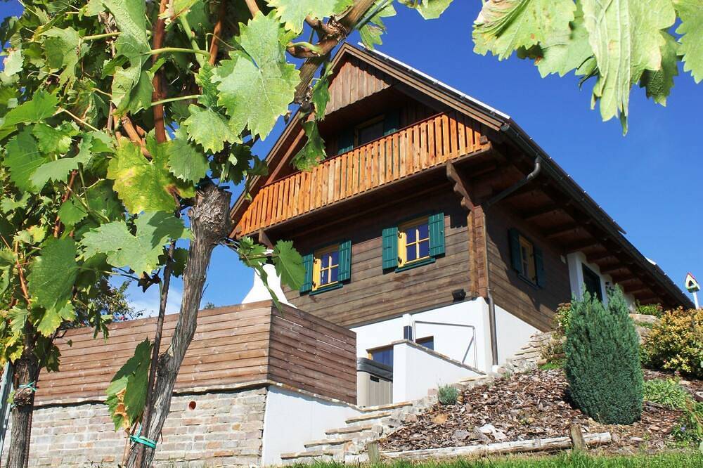 Die Ruhe in einem Ferienhaus mit Wohlfühloase in den Weinbergen genießen... in Sankt Johann im Saggautal, Steirerland
