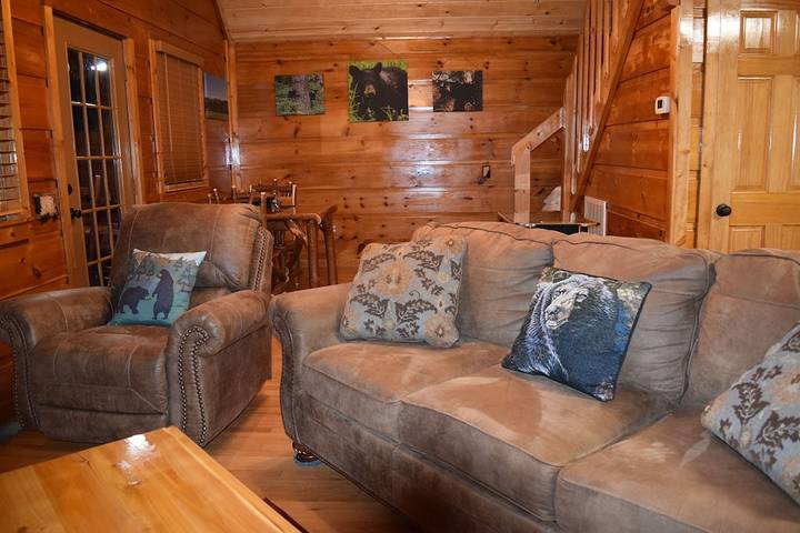 Cabaña de madera para 2 personas, con balcón y jacuzzi en Tennessee
