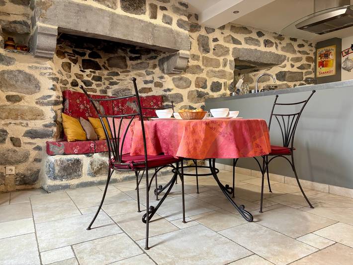 Gîte familial restauré avec jardin clos, équipements bébé, animaux acceptés, proche St-Julien-Chapteuil in Saint-Julien-Chapteuil, Haute-Loire