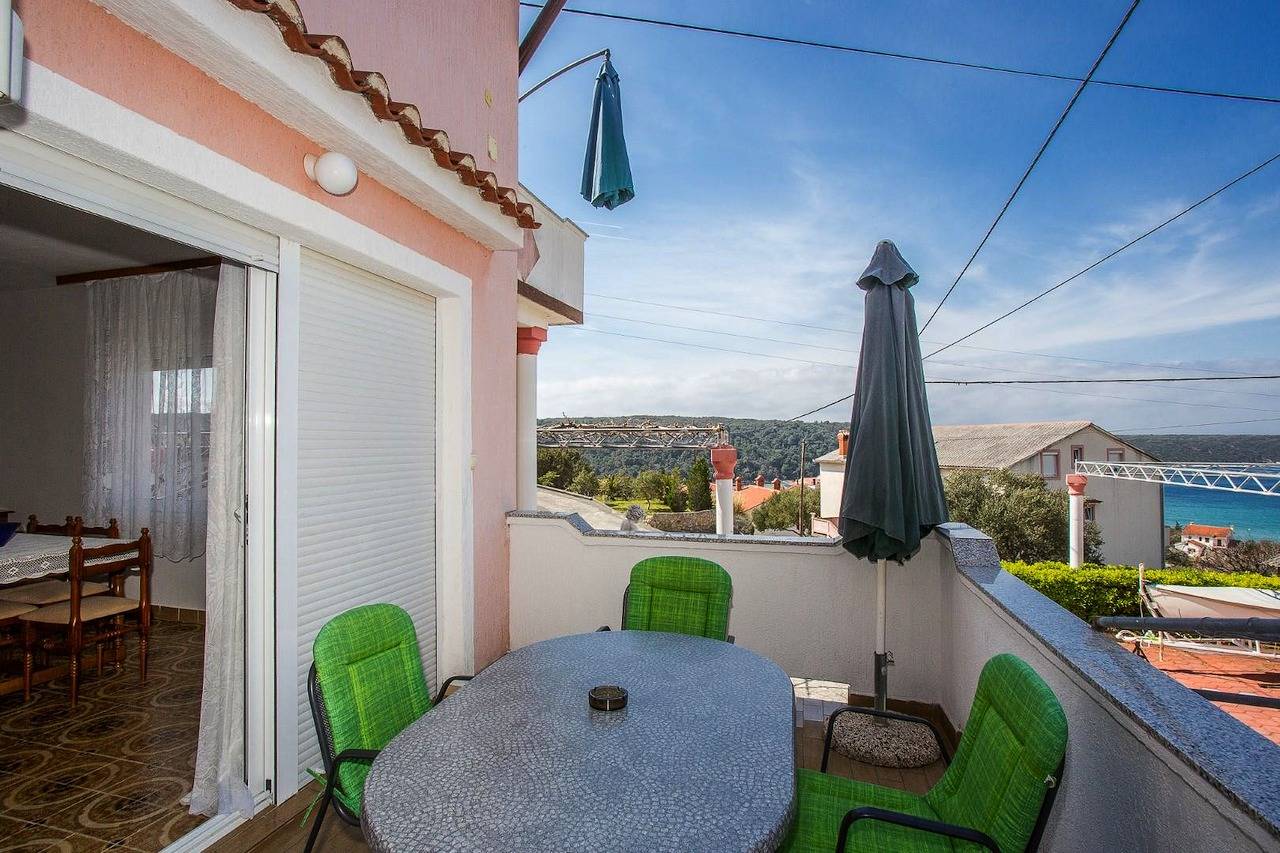 Geheel appartement, Vakantieappartement voor 5 personen met balkon/terras in Kampor, Rab