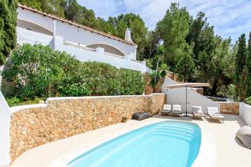 Cottage pour 6 personnes, avec jardin et vue ainsi que piscine et terrasse, animaux acceptés à Cala Llonga