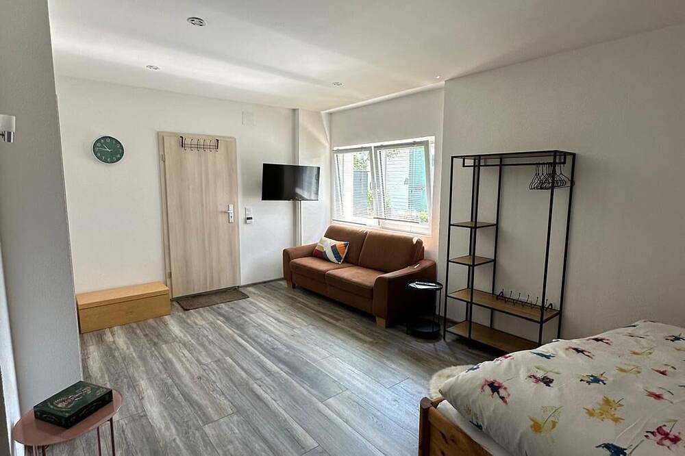 Ganze Wohnung, Moderne Ferienwohnung mit Terrasse & Garten in zentraler Lage in Selb in Selb, Oberfranken