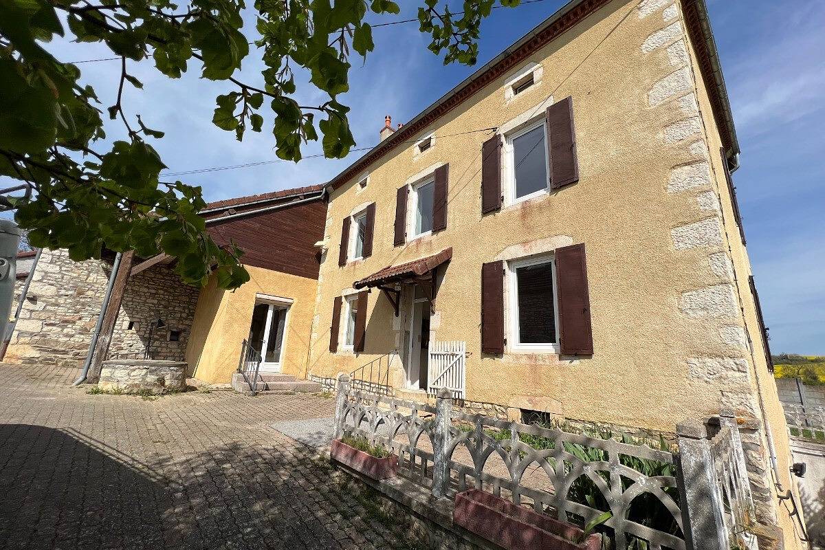 Les Gîtes de Louisette  Le 1886 grand gite avec pi in Ébreuil, Région de Montluçon