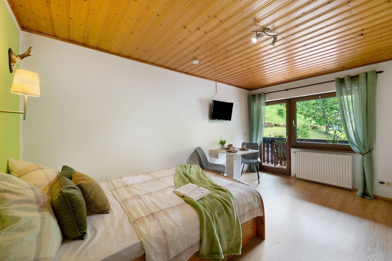 Ganzes Studio, Einzimmerapartment Nr. 4" mit Bergblick, gemeinsamer Terrasse und Wi-Fi in Bad Peterstal-Griesbach, Mittlerer Schwarzwald