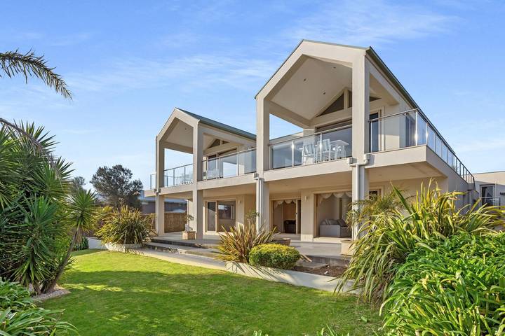 Holiday home for 12 people, with balcony and garden, child-friendly in Mount Martha