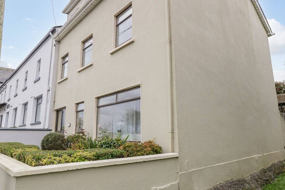 Sea Watch House, pet friendly in Roundstone, County Galway in Roundstone, Connemara